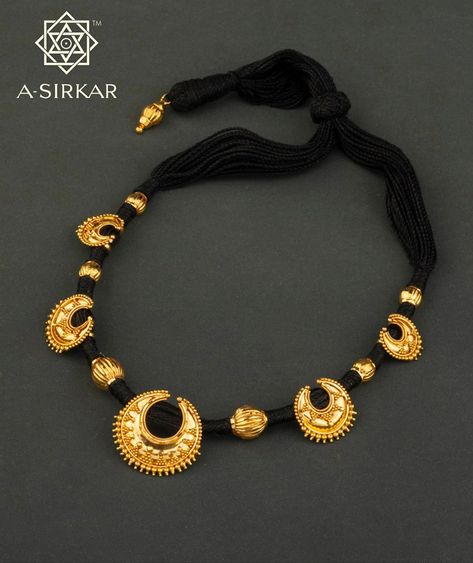 Black Thread Gold Jewellery, Maharashtrian Mangalsutra, Royal Emblem, New Gold Jewellery Designs, Gold Mangalsutra, Beaded Necklace Designs, Antique Bridal Jewelry, Indian Jewellery Design Earrings, Antique Jewelry Indian