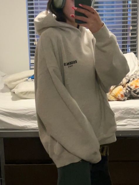 comfy oversized hoodie and sweatpants outfit with platform ugg slippers Hoodie And Sweatpants Outfit Lazy Days, Cosy Hoodie Aesthetic, Cozy Hoodie Outfit, Lazy Hoodie Outfit, Big Oversized Hoodies, Oversized Hoodie Pjs, Big Hoodies Outfit, Big Hoodie Aesthetic, Baggy Hoodie Aesthetic