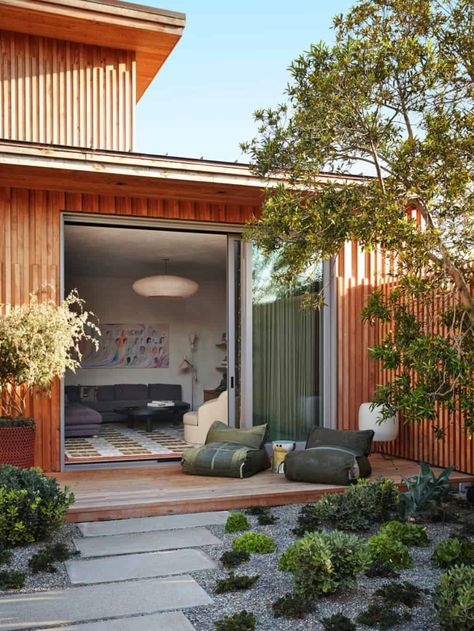 A chic beach house refuge for a family of surfers in Santa Cruz, California Modern Craftsman Style Homes, Commune Design, Monterey Cypress, Chic Beach House, Santa Cruz Beach, Style Surf, Front Courtyard, Modern Craftsman, Craftsman Style Home