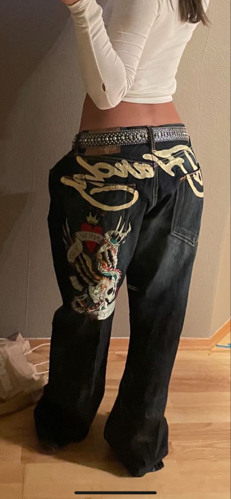 Ed Hardy Baggy Jeans, Ed Hardy Pants Outfit, Jnco Jeans Outfit Women, Y2k Baggy Jeans Outfit, Ed Hardy Fits, Ed Hardy Jeans Outfit, Y2k Outfits Emo, Y2k Outfits For Men, School Y2k Outfits