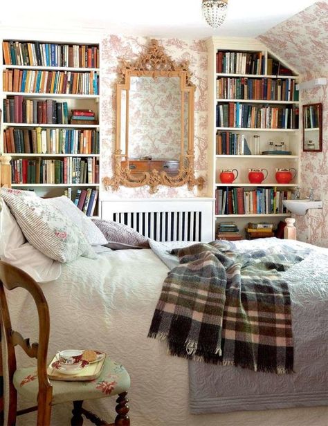 Room inspiration for bookworms, including this stunning Parisian perfection. Bedroom With Books, Bookish Bedroom, Reading Spaces, Bedroom Library, Traditional Chic, Library Bedroom, Bed Platform, Beautiful Books, Beautiful Houses