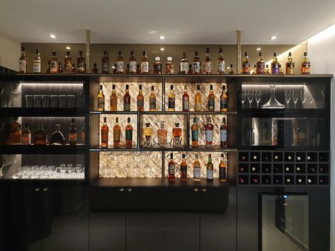 Home Whiskey Bar Ideas, Whiskey Bar Ideas, Home Whiskey Bar, Whiskey Room Ideas, Whisky Wall, Bar In Home, Alcohol Wall, Whiskey Room, Bourbon Bar