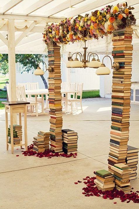 Academy Classroom, Book Lovers Wedding, Tiny Library, Book Themed Party, Book Themed Wedding, Nerdy Wedding, Kind Photo, Booth Decor, Wedding Photo Booth