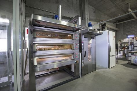 Commercial deck ovens are renowned for their capacity to create baked items with crusts, although they frequently need a more competent operator than other types of ovens. Despite the fact that many deck oven types take up more room than similar convection ovens, the quality of the bread and pizza they can create makes them highly regarded in bakeries and pizzerias. Deck Oven, Electric Ovens, Artisan Breads, Commercial Ovens, Oven Canning, Types Of Bread, Bakery Business, Oven Range, Electric Oven