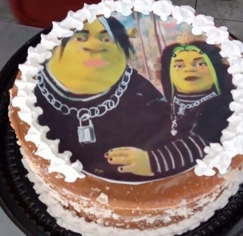 Goofy Cake, Shrek Cake, Cursed Cakes, Bad Cakes, Ugly Cakes, Funny Birthday Cakes, Dti Fits, Making Cakes, Pretty Birthday Cakes