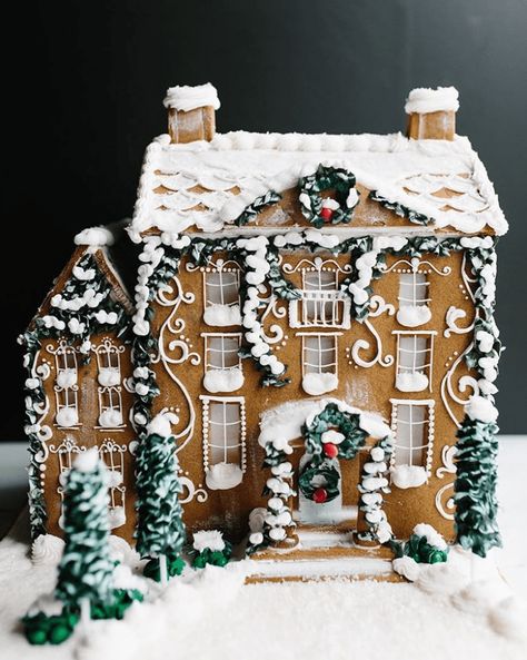 Amazing Christmas gingerbread house ideas. Decorate gingerbread houses for Christmas this year or just look through the pictures to get decorating inspiration. #gingerbread #gingerbreadhouse #christmas #christmasbaking Christmas Gingerbread House Ideas, Gingerbread House Ideas, Jul Diy, Gingerbread House Designs, Gingerbread House Decorations, Christmas Gingerbread House, Noel Christmas, Merry Little Christmas, Christmas Gingerbread