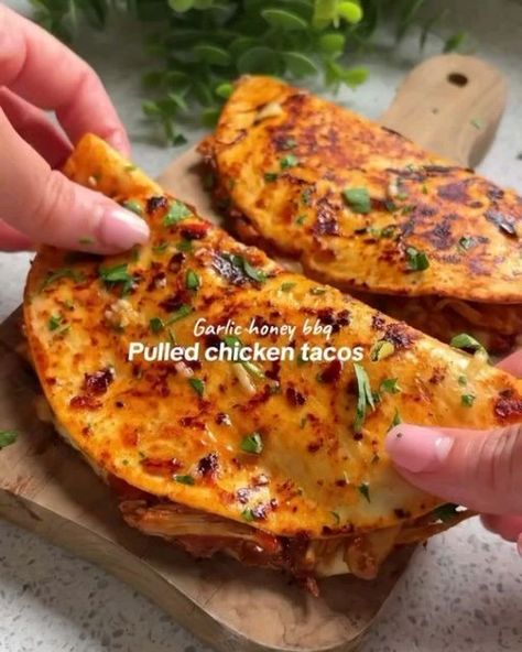 Food Prep Gram on Instagram: "Garlic honey BBQ pulled chicken tacos Recipe😋 Would you Eat or Pass?🌮 🎥creator: @veryhungrygreek   📝 Swipe for the ingredients   👉Follow @foodprepgram for daily food posts ❤️Like & Share with your friends" Pull Apart Chicken Tacos, Pulled Chicken Tacos, Japanese Street Food Recipes, Bbq Pulled Chicken, Garlic Honey, Honey Bbq Chicken, Chicken And Chips, Chicken Taco Recipes, Seasoning Salt