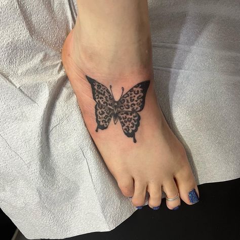 Butterfly Leopard Tattoo, Leopard Print Leg Tattoo, Cheetah Print Butterfly Tattoo, Leopard Print Butterfly Tattoo, Cheetah Butterfly Tattoo, Lepord Print Tattoo Ideas, Checkered Tattoo Ideas, Animal Print Tattoo For Women, Leopard Print Tattoo For Women