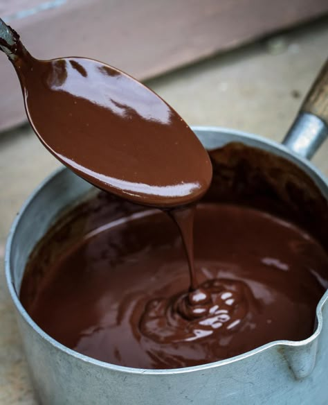 The Best Chocolate Sauce Recipe Easy Chocolate Ganache, Chocolate Sauce Recipes, Ganache Recipe, Torte Cupcake, Chocolate Topping, Dessert Sauces, Hot Fudge, Sweet Sauce, Chocolate Syrup