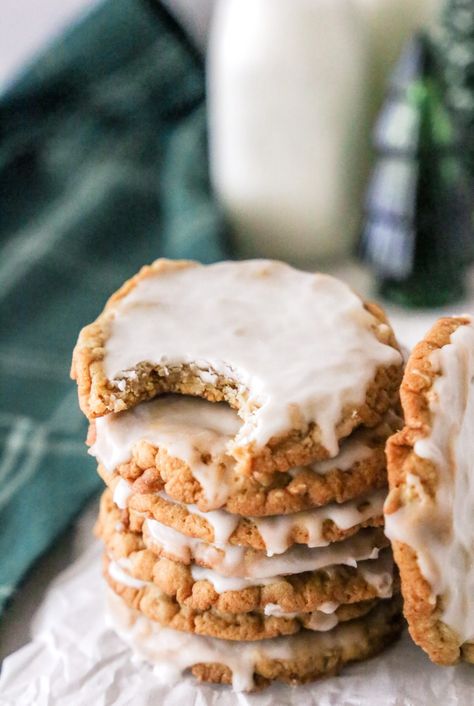 Iced Oatmeal Cookies Iced Christmas Cookies, Cookies Icing, Iced Oatmeal Cookies, Classic Cookies Recipes, Easy Christmas Cookie Recipes, Cocoa Cookies, Christmas Cookies Easy, Oatmeal Cookie Recipes, Pecan Pie Recipe