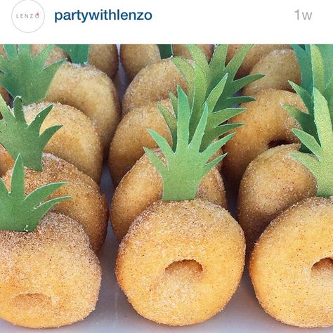 Pineapple shower or party food ideas | pineapple donut dessert inspiration for party menu Easy Luau Decorations, Pineapple Birthday Cake, Hawai Party, Tropisk Fest, Nye 2024, Pineapple Birthday, Aloha Party, Flamingo Birthday Party, Luau Birthday Party