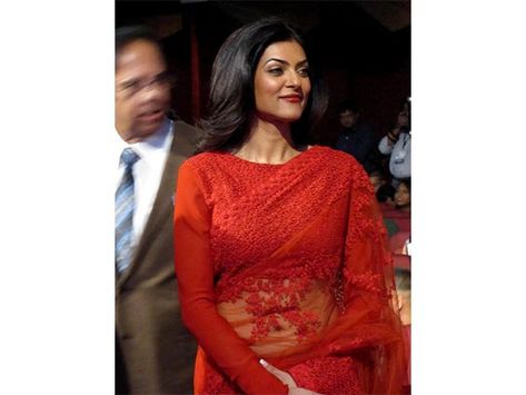 9 Saree Colours That Dusky Complexion Women Can Pull Off Better Than Fair Skin Women - Boldsky.com Dusky Skin, Sushmita Sen, Indian Sari Dress, Desi Clothes, Bollywood Style, Red Saree, Indian Couture, Elegant Saree, Saree Dress