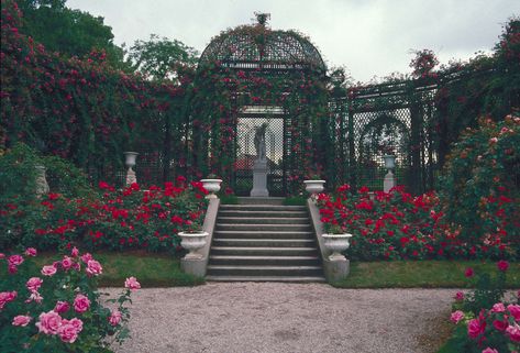 L'Hay-Les-Roses Palace Garden Royal, Victorian Rose Garden, French Rose Garden, Garden Background Aesthetic, Spiritual Gardening, Rose Garden Aesthetic, Sims Garden, Palace Exterior, Victorian Gazebo