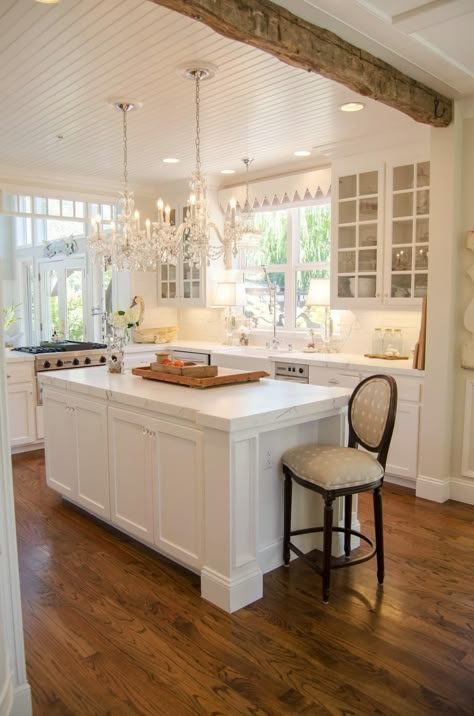 Dapur Rustic, Gorgeous White Kitchen, Classic Kitchen, Wooden Floors, 아파트 인테리어, Chic Kitchen, Shabby Chic Kitchen, White Kitchen Cabinets, Distressed Wood