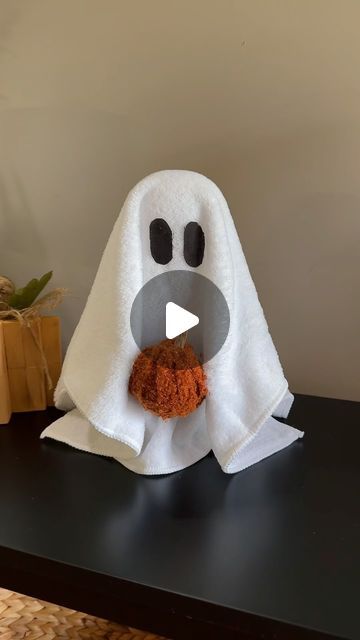 Diy Ghost Decoration Dollar Tree, Ghost Dollar Tree, Cloth Ghost Diy, How To Make Halloween Ghosts, Dollar Store Ghost Diy, Dollar Tree Ghost Crafts, Dollar Store Halloween Crafts Diy, Dollar Tree Ghosts, Diy Light Up Ghosts