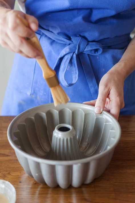 Rum Cake Recipe Easy, Caribbean Rum Cake, Bundt Cake Pans, Bundt Pan Recipes, Bundt Recipes, Rum Cake Recipe, Cocktail Cake, Nothing Bundt Cakes, Bundt Cake Pan