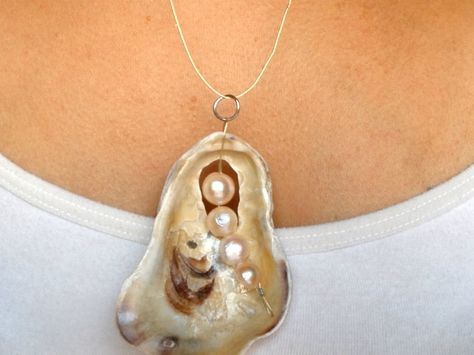 Beige Oyster shell and Pearl necklace. Oyster Shell Earrings, Seashell Necklace Diy, Shell And Pearl Necklace, Sea Glass Crafts Jewellery, Seashell Jewelry Diy, Oyster Jewelry, Art Coquillage, Seashell Pendants, Arm Bracelets