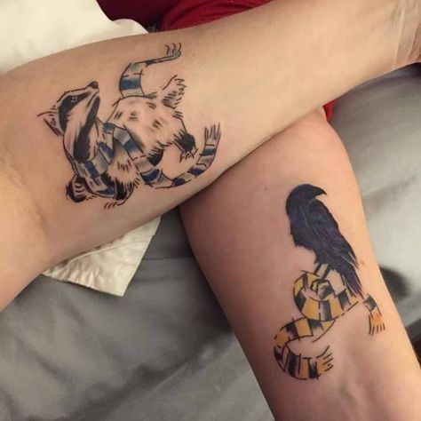 Ravenclaw & Hufflepuff love/wedding tattoos. I love the idea of the House animals holding the House scarf for the other house as a symbol of the love the 2 people have for each other. Ravenclaw Tattoo, Hufflepuff Tattoo, Slytherin Tattoo, Hogwarts Tattoo, Fandom Tattoos, House Animals, Hp Tattoo, Ravenclaw Hufflepuff, Tattoo Couple