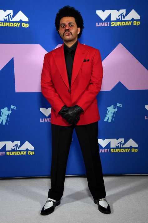 Tap to see more from #TheWeeknd's look on the MTV #VMAs #redcarpet. The Weeknd Grammy, The Weeknd Halloween Costume, Grammy Outfits, Vmas Red Carpet, Jaden Smith, Joey King, Mtv Videos, Red Suit, Video Music Awards