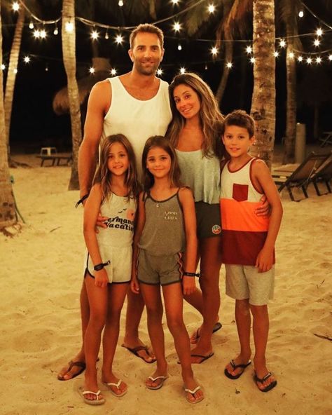 Ava Marie & Leah Rose with parents and brother Ava Marie And Leah Rose Clements, Ava And Leah Clements, Ava Marie And Leah Rose, Leah Clements, Ava And Leah, Ava Marie, Dance Moms Cast, Twin Models, Internet Famous