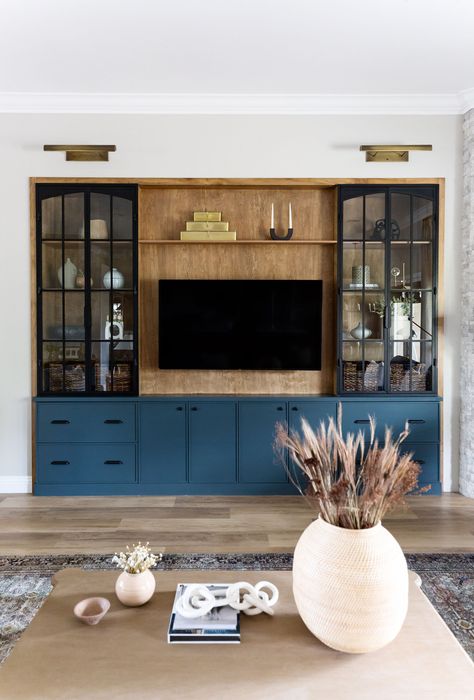 Entertainment Center Ideas, Spanish Living Room, Lake House Living Room, Craftsman Home Interiors, Built In Shelves Living Room, Tv Room Design, Design Remodel, Center Ideas, Interior Design Portfolio