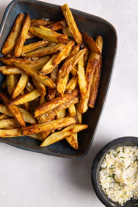 chips cooked in an air fryer in a blue dish with salt Home Made Chips Air Fryer, Homemade Chips In Air Fryer, Homemade Chips Recipe, Air Fryer Chips, Easy Lunchbox Ideas, Chunky Chips, Easy Lunchbox, Meals For 2, Fried Chips