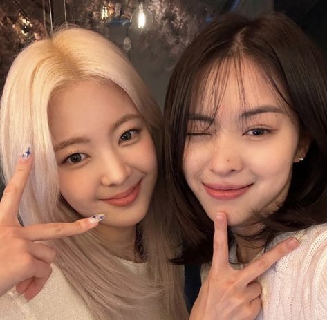 #itzy #ryujin #lia #itzyryujin #itzylia #midzy #kpopicons #kpop Itzy Lia, Married Couple, Best Couple, Kpop Girl Groups, Friends Forever, South Korean Girls, Seoul, Kpop Girls, Girl Group