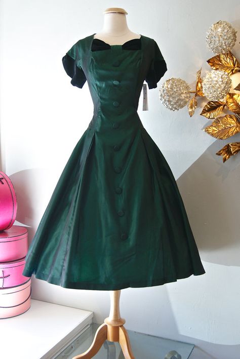 50s Outfits, Attractive Clothing, Vintage Clothing Boutique, Vintage Dresses 50s, Fantasy Dresses, Hippie Style Clothing, Taffeta Dress, Pretty Blouses, 50s Dresses