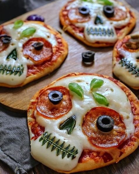 Skeleton Pizza, Pizza Skulls, Skull Pizza, Carb Free Recipes, Halloween Pizza, Refrigerated Pizza Dough, Veggie Tacos, Halloween Foods, Mini Pizzas