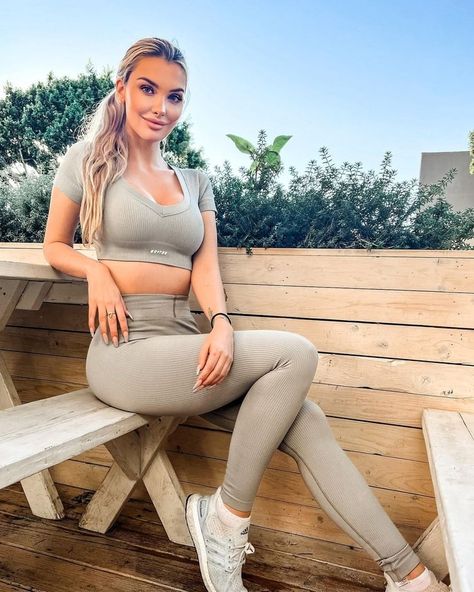 Emily Sears, Popular Instagram, Social Media Influencer, Fitness Model, Yoga Pants, White Jeans, Two Piece Pant Set, Social Media, Celebrities