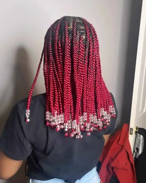 Knotless Braids with Beads: 34 Inspos for You Mini Knotless Box Braids With Beads, Short Rasta Braids With Beads, Blonde And Pink Knotless, Blonde And Pink Knotless Braids, Beads Braids Hairstyles, Mini Knotless Braids, Mini Braids With Beads, 30 Knotless Braids, Pink Knotless Braids