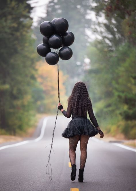 Rip 30s Photo Shoot, Black Balloon Photoshoot Ideas, Emo Birthday Photoshoot, All Black Photo Shoot, 40th Birthday Pictures, 45th Birthday Photo Shoot Ideas, Adult Birthday Photoshoot Ideas, Black Balloons Photoshoot, Turning 40 Photo Shoot Ideas