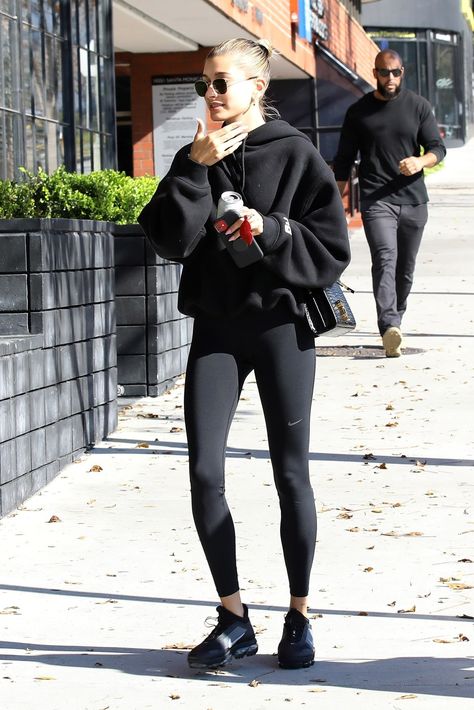 Outfits Hailey Bieber, Black Sweatpants Outfit, Hailey Baldwin Style, Kendall Style, Cute Workout Outfits, Winter Fashion Outfits Casual, Gym Clothes Women, Workout Outfits, Chill Outfits