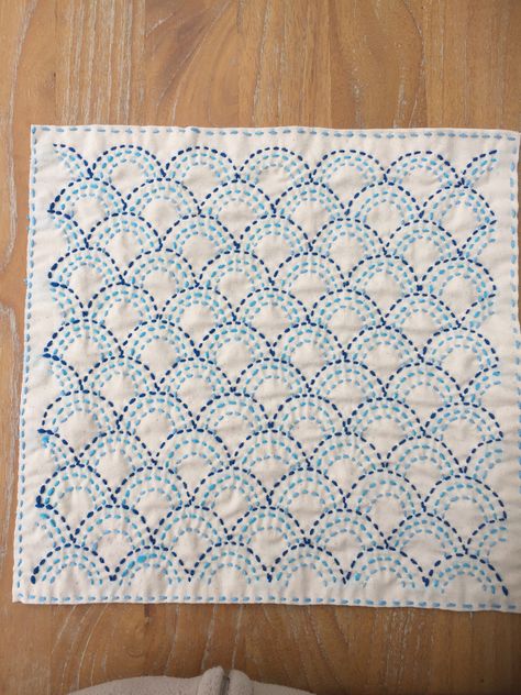 Baby Katha Design, Katha Design, White Table Cover, Embroidery Stitches Beginner, Sashiko Pattern, Abstract Embroidery, Kantha Embroidery, Bantal Sofa, Hand Embroidery Patterns Flowers