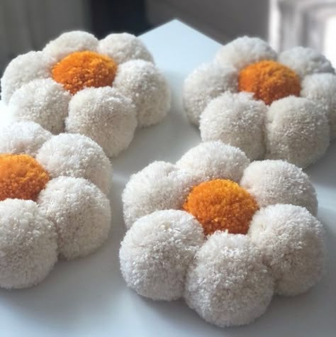 Ideas With Pompoms, Pompom Wall Decor, Pom Pom Gifts, Daisy Baby Nursery, Pom Pom Crafts For Adults, Easter Pom Pom Crafts, Pom Pom Ideas, Pompom Daisy, Pom Pom Rugs