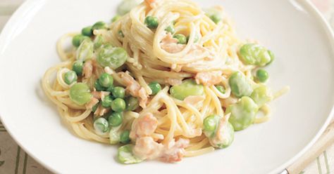 Creamy smoked salmon and pea spaghetti from Gizzi's Kitchen Magic. This simple pasta recipe has added colour and nutrients from the green peas and broad beans. Pea Spaghetti, Salmon And Peas, Gizzi Erskine, Salmon Spaghetti, Smoked Salmon Pasta, Roasted Ham, Rick Stein, Smoked Salmon Recipes, Simple Pasta