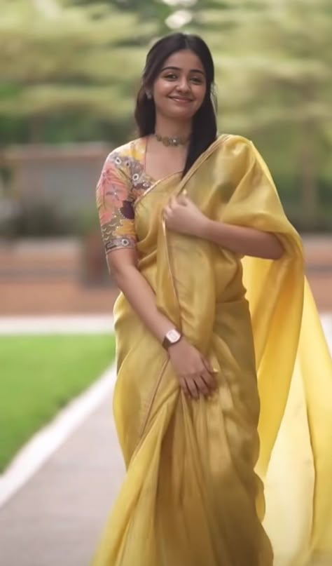 Simple Yellow Saree Look, Yellow Silk Saree Wedding, Haldi Ceremony Outfit Saree, Plain Sarees With Contrast Blouse, Plain Yellow Saree, Yellow Saree With Contrast Blouse, Kushitha Kallapu, Saree Colours, Red Saree Wedding