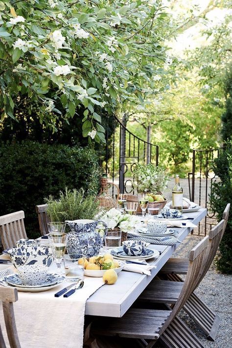 Ralph Lauren Home on Instagram: “An elegant al fresco table set to celebrate the start of summer entertaining” ~ #ralphlauren #tabletop #tableware Dining Al Fresco, Al Fresco Dining Backyard, Outdoor Brunch, Garden Dining, Mesa Exterior, Summer Entertaining, Al Fresco Dining, Private Garden, Garden Table