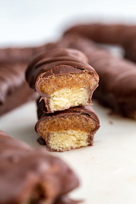 Homemade Twix Bites, Paleo Twix, Twix Bites, Twix Candy, Homemade Twix Bars, Homemade Candy Bars, Twix Bars, Vegan Candy, Twix Bar