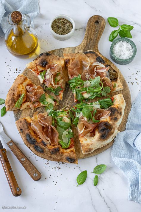 Pizza mit Parmaschinken, Rucola und Parmesan Neapolitanische Pizza, Pizza Rustica, Pizza Logo, Vegetable Pizza, Parmesan, Mozzarella, Pizza, Pasta, Pizzas