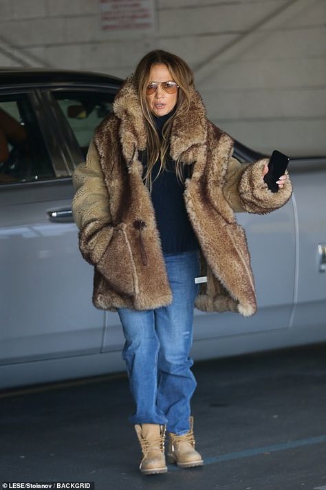 Jennifer Lopez Fur Coat, Real Fur Coat Outfit, Jennifer Lopez Outfits, Jennifer Lopez Hair, Expensive Stuff, Brown Fur Coat, Fur Coat Outfit, Winter Coat Outfits, Designer Store