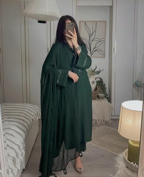 Dark Green Kurta Woman, Dark Green Kurti, South Asian Dresses, Simple Dress Casual, Pakistani Women Dresses, Modest Casual Outfits, Pakistani Fancy Dresses, Pakistani Dresses Casual, Pakistani Clothes