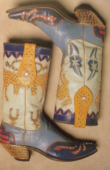 Custom Cowboy Boots Vintage, Embellished Cowboy Boots, Funky Cowboy Boots, Funky Western Outfit, Indie Cowgirl Aesthetic, Cowboy Boots Art, In Fashion Outfits, Cowgirl Casual, Funky Boots