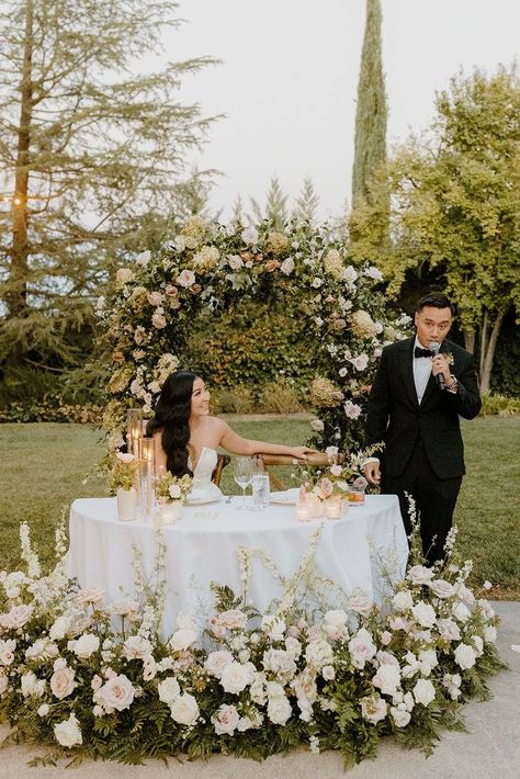 Sweetheart Table Unique, Wedding Sweetheart Table Ideas Outdoor, Vintage Wedding Reception Decorations, Sweet Hearts Table, Park Winters Wedding, Wedding Sweet Heart Table Ideas, Sweet Heart Table Florals, Flower Aisle Wedding, Bride And Groom Table Decorations