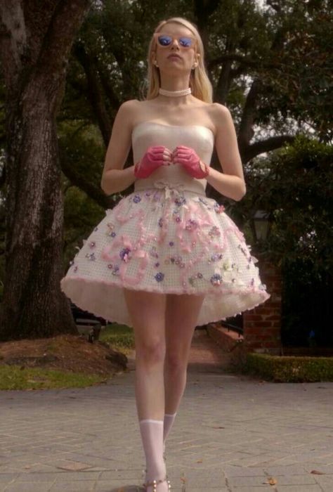 Chanel Oberlin: "Dorkus". Chanel Oberlin Outfit Style, Chanel Oberlin Icons, Chanel Oberlin Aesthetic, Chanel Oberlin Outfit, Scream Queens Outfits, Chanel Scream Queens, Blonde Icons, Scream Queens Fashion, Pink Diary