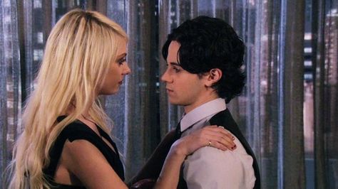 Eric and Jenny.I KNOW HE'S GAY BUT I SHIP THEM SO HARD IT HURTS Eric And Jenny Gossip Girl, Jenny And Eric, Jenny Humphrey, Chuck Bass, Taylor Momsen, Romantic Things, Gossip Girl, It Hurts, Tv Shows