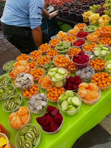 Fruit Stand, Fruit Tray Designs, Fruit Platter Designs, Fresh Fruit Juice, Catering Ideas Food, Healthy Lunch Snacks, Tastemade Recipes, Fruit Shop, Fruit Gifts