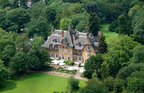 Villa Rothschild Kempinski in Frankfurt, Germany.... We seen a lot of castles while we were in Germany. Such a beautiful place! Romantic Hideaways, Germany Castles, Castle Hotel, Hotel Villa, Top Hotels, Beautiful Buildings, Hotels And Resorts, Breathtaking Views, Outdoor Pool