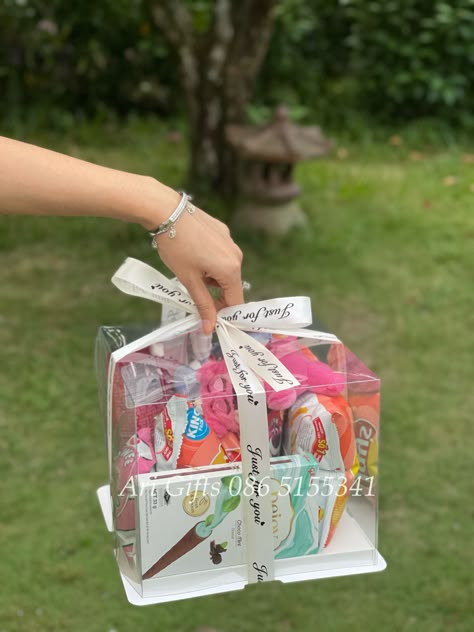 Gift Snack Ideas, Mini Gift Snack, Bday Snacks, Candy Tower, Hampers Ulang Tahun, Snack Bucket, Gift Snack, Hampers Ideas, Gift Box Idea