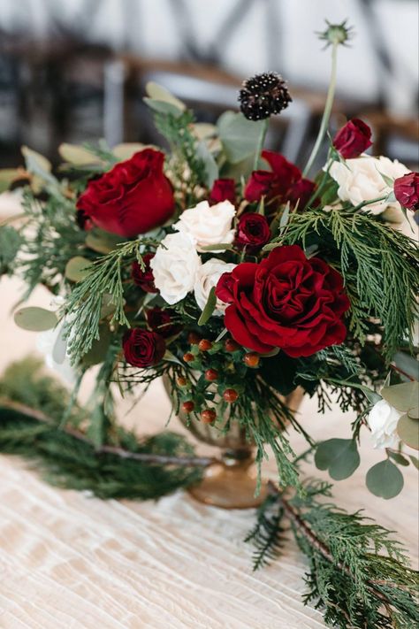 Beautiful red and whote roses with hold accents for a winter wedding theme Green Arrangements, Christmas Floral Arrangements Diy, Round Table Centerpieces, Wedding Magical, Christmas Wedding Centerpieces, Gold Winter Wedding, Wedding Flower Ideas, Holiday Tablescape, Wedding Themes Winter